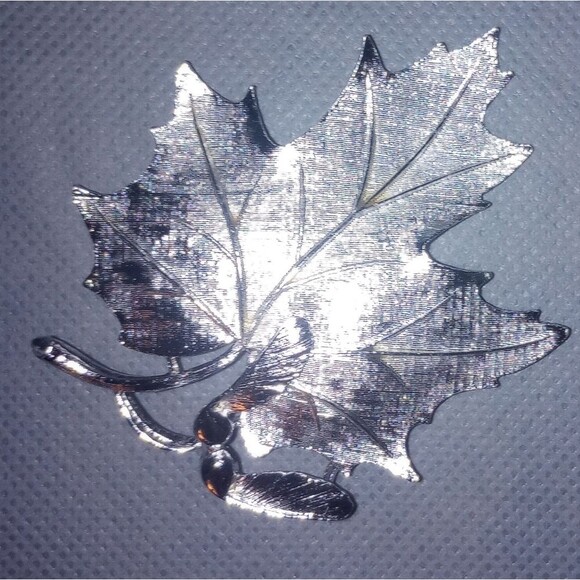 Signed Lisner Silver Tone Leaf Brooch EUC - Picture 7 of 7